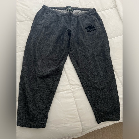 Roots Women’s relaxed cropped sweatpants, Black Pepper. - Picture 3 of 6